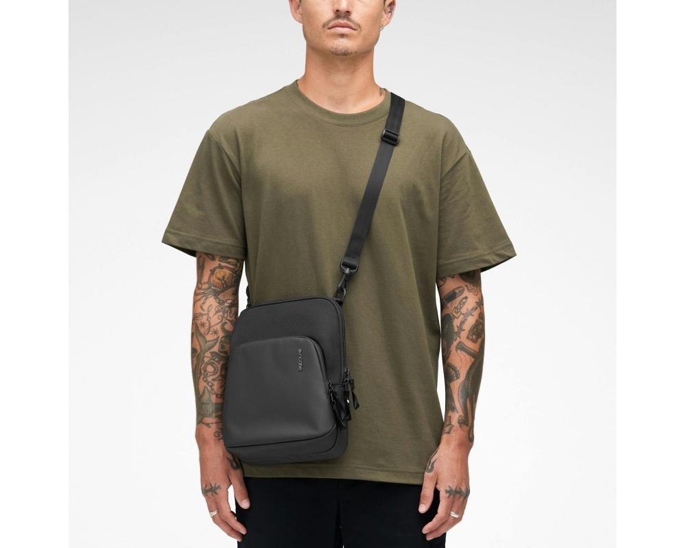 Incase A.R.C. Crossbody Väska - Svart